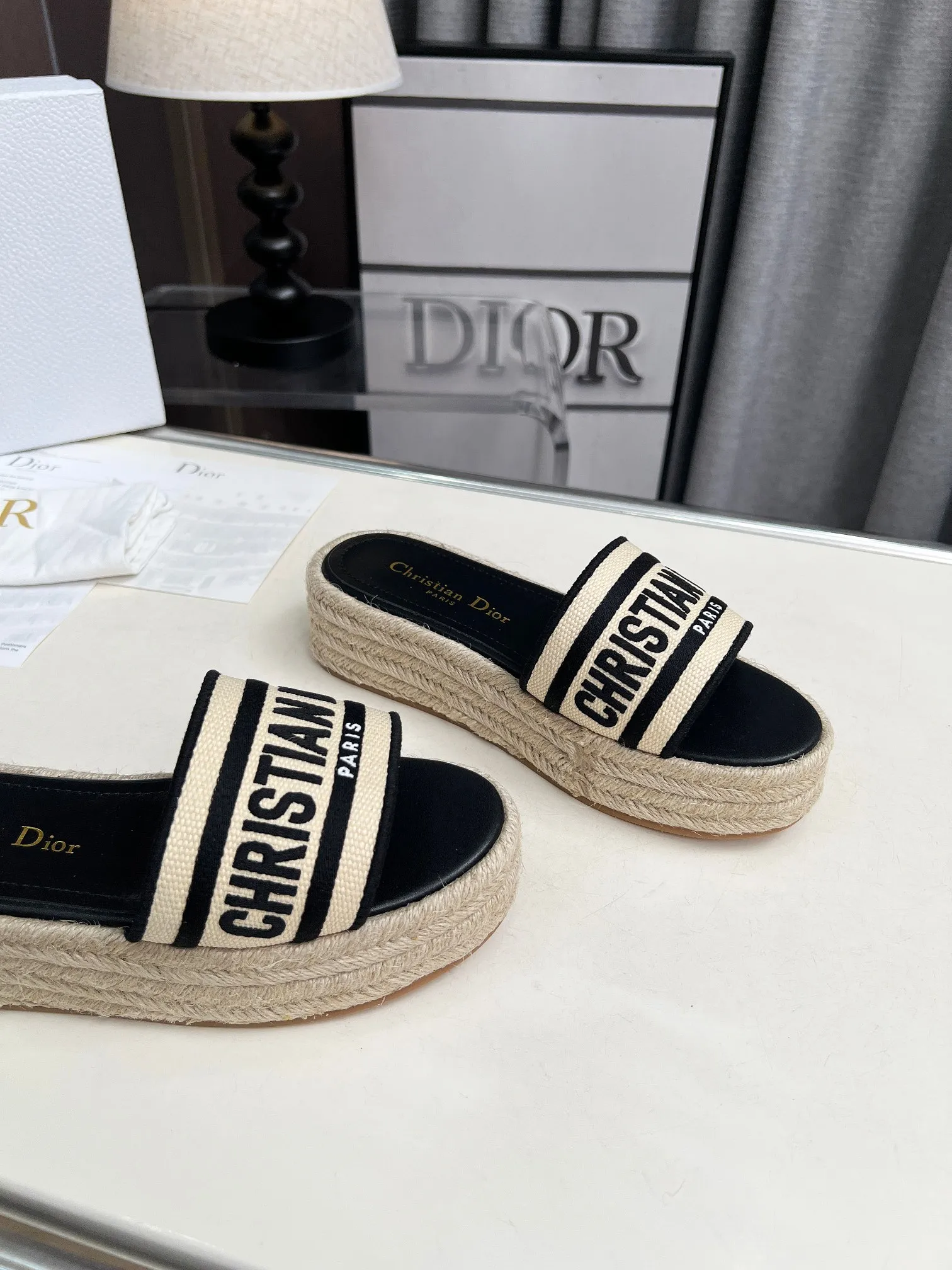 👟👟Ex-factory price 420👟👟 Dior's new spring and summer IVIETA DWAY jelly-colored flat-soled one-slip women's shoes with CD letter logo three-dimensional embroidery thick-soled round-toe open-toe slippers. The original version is developed to be the top version on the market. It feels soft and delicate on the feet and is extremely comfortable. Material: Upper imported raffia electric embroidery high-temperature water-soluble cotton technical fabric + water-dyed cowhide foot pad lining + original consistent combination outsole Outsole: original outsole Size: 35-42 (40.41.42 custom-made, non-refundable and non-exchangeable)